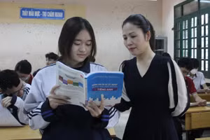 Cô trò Trường THPT Lý Thường Kiệt (Hà Nội). Ảnh: Việt Cường