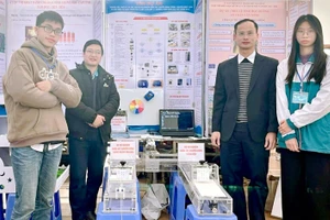 Đại diện nhóm báo cáo kết quả tại Cuộc thi Khoa học kỹ thuật học sinh trung học tỉnh Thái Bình năm 2023. Ảnh: NVCC