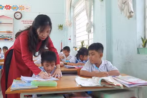 Cô Bùi Thị Ngọc Cảnh trong giờ dạy học. Ảnh: N. Bích