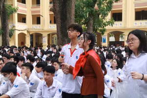 Học sinh Trường THPT Phan Đình Phùng (Hà Nội) tổ chức hoạt động đầu tuần chủ đề: “Tuổi trẻ thế hệ Bác Hồ”. Ảnh: website nhà trường