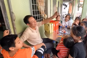 Gia đình thầy Phạm Văn Đông và học trò gọi điện chúc Tết người thân ở tỉnh Quảng Ngãi. Ảnh: NVCC