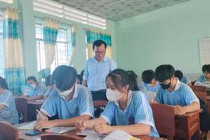 Học sinh Trường THPT Ngọc Hiển (Cà Mau) được giáo viên hướng dẫn ôn thi. Ảnh: Quách Mến