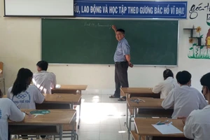 Thầy Nguyễn Văn Phúc - giáo viên Trường THPT Lương Thế Vinh (Bến Tre) trong giờ dạy môn Tiếng Anh lớp 12. Ảnh: NTCC