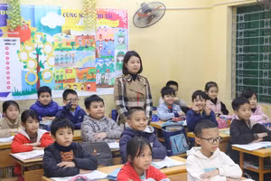 Học sinh Trường Tiểu học Kim Chung A (Hoài Đức, Hà Nội) trong giờ học mùa rét. Ảnh: TG