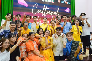 Sinh viên Lào theo học tại Trường ĐH Đồng Tháp tham gia hoạt động giao lưu văn hóa. Ảnh: ITN