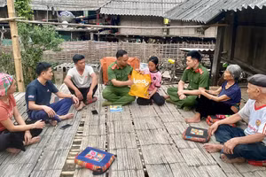 Công an xã Mường Kim thăm gia đình cháu Tòng Thị Lan Quỳnh.