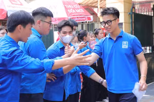 Các đoàn viên Trường THPT Trần Phú (Hoàn Kiếm, Hà Nội) tham gia chương trình Tiếp sức mùa thi năm 2023. Ảnh: Lan Anh