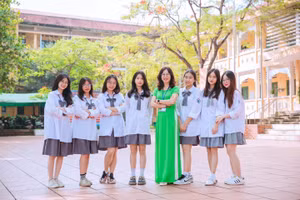 Cô Phan Thị Hằng Hải và học trò. Ảnh: NVCC