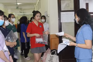 Thí sinh dự thi vào lớp 10 Trường THPT chuyên Đại học Sư phạm năm 2023. Ảnh: Lan Anh