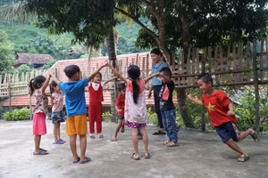 Nhiều giáo viên vùng cao Nghệ An dạy học trong điều kiện khó khăn, vất vả nhưng vẫn gắn bó với nghề. Ảnh: Hồ Lài