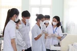 Giảng viên, sinh viên Trường ĐH Kiên Giang thực hành tại phòng sinh học phân tử. Ảnh: Q. Ngữ