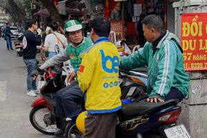 Nhiều tài xế xe công nghệ chờ đợi cuốc xe.