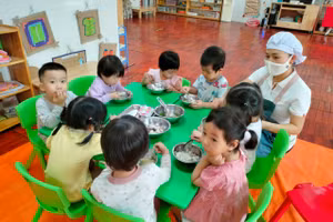 Công việc chăm sóc, giáo dục trẻ mầm non có nhiều đặc thù so với các cấp học khác. 