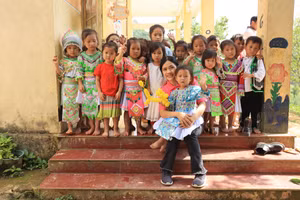 Nhà báo Phạm Mai chụp với học sinh điểm trường Sáng Xoáy, Trường Mầm non Thái Sơn (huyện Bảo Lâm, tỉnh Cao Bằng). Ảnh: NVCC