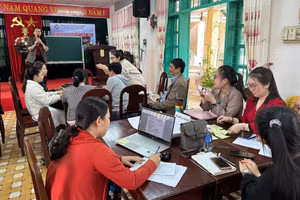 Giáo viên Trường THCS Lê Thánh Tôn sinh hoạt chuyên đề công tác giáo viên chủ nhiệm. Ảnh: NTCC