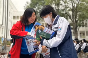 Học sinh Trường THPT Cao Bá Quát (Hà Nội) tìm hiểu thông tin tuyển sinh nhóm ngành khoa học cơ bản - công nghệ. Ảnh: Vân Anh