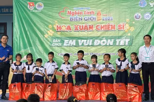 Mỗi dịp Tết Nguyên đán, Trường Tiểu học Thạnh An đều vận động các tổ chức, mạnh thường quân hỗ trợ quà Tết và học bổng cho học sinh khó khăn. Ảnh: Nguyễn Hữu