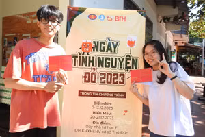 Sinh viên hào hứng tham gia hoạt động “Ngày tình nguyện đỏ 2023”. 