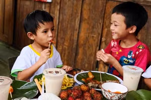 Nhiều bạn nhỏ lần đầu trải nghiệm “tiệc” buffet ngay tại trường. 