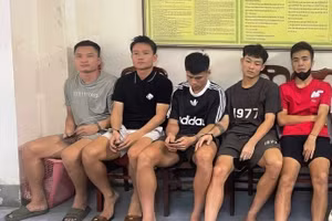 Các cầu thủ bị bắt giữ (từ trái qua): Dương Quang Tuấn, Đinh Thanh Trung, Nguyễn Ngọc Thắng, Nguyễn Trung Học và Nguyễn Văn Trường.