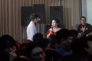 Chị Nguyễn Giang Hà Phương dẫn chương trình cho sự kiện của Đại học Quốc gia Hà Nội.