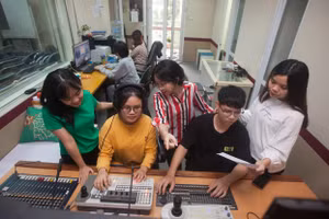 Sinh viên của Viện Đào tạo Báo chí và Truyền thông được học tập, thực hành trong môi trường hiện đại chuyên nghiệp.