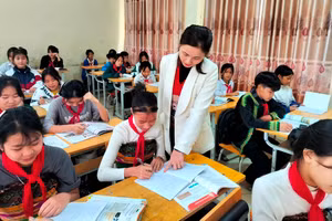 Cô và trò Trường PTDTBTTHCS Trung Lý, huyện Mường Lát (Thanh Hóa) tại lớp học sau kỳ nghỉ Tết. Ảnh: TG