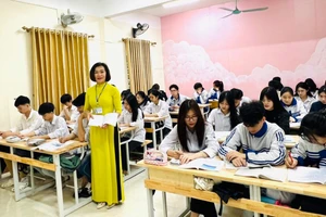 Cô Hoàng Thị Nghiệp và học sinh Trường THPT Vị Xuyên (Hà Giang). Ảnh: Đình Tuệ