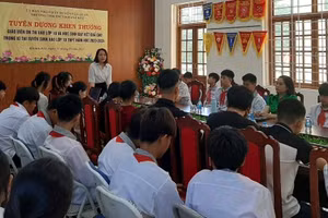 Trường TH&THCS Khánh Khê (Văn Quan, Lạng Sơn), trao thưởng những học sinh đạt kết quả cao tại kỳ thi tuyển sinh vào lớp 10. Ảnh: NTCC 