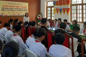 Trường TH&THCS Khánh Khê (Văn Quan, Lạng Sơn), trao thưởng những học sinh đạt kết quả cao tại kỳ thi tuyển sinh vào lớp 10. Ảnh: NTCC 