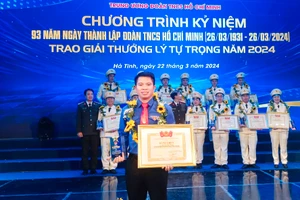 Thầy Phùng Văn Tráng được vinh danh cán bộ Đoàn tiêu biểu nhận Giải thưởng Lý Tự Trọng năm 2024.