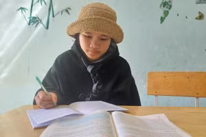 Y Như làm bạn với chiếc mũ rộng vành nhiều ngày qua bởi da đầu rụng từng mảng tóc. Ảnh: Dung Nguyễn