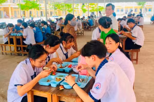 Trong thời gian ôn thi tốt nghiệp THPT, học sinh lớp 12 Trường THCS - THPT Trần Ngọc Hoằng (TP Cần Thơ) ăn cơm trưa miễn phí do thầy cô nấu. Ảnh: Q. Ngữ