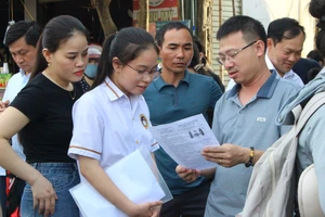 Học sinh Hà Tĩnh trao đổi kết quả bài làm với giáo viên sau khi kết thúc môn thi. Ảnh: Hồ Phương