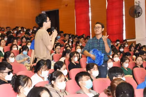 Chương trình “Tuần sinh hoạt công dân - sinh viên” năm học 2023 - 2024 tại Trường Đại học Sư phạm TPHCM. Ảnh: HCMUE