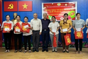 Lãnh đạo Công đoàn ngành Giáo dục TPHCM trao quà Tết sum vầy năm 2023 đến đoàn viên công đoàn thuộc các đơn vị thuộc Phòng GD&ĐT huyện Hóc Môn. Ảnh: Đăng Phan