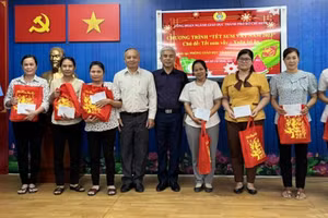 Lãnh đạo Công đoàn ngành Giáo dục TPHCM trao quà Tết sum vầy năm 2023 đến đoàn viên công đoàn thuộc các đơn vị thuộc Phòng GD&ĐT huyện Hóc Môn. Ảnh: Đăng Phan