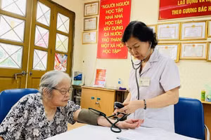 Nhiều người cao tuổi cũng thường xuyên qua phòng khám để được bà Tuyết theo dõi sức khỏe. Ảnh: Đức Huy