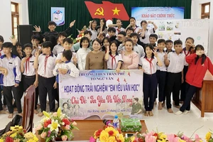 Cô Lê Thị Thu Trang (thứ hai hàng đầu tiên) và học trò tham gia hoạt động ngoại khóa. Ảnh: NVCC