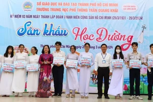 Trường THPT Trần Quang Khải trao học bổng cho học sinh. Ảnh: NTCC