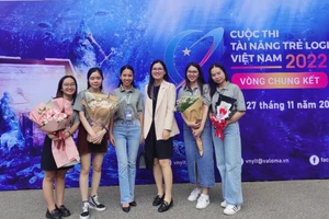 Nguyễn Thị Thoan (thứ 2 từ phải qua) cùng bạn học trong cuộc thi tài năng trẻ Logistics Việt Nam. Ảnh: NVCC