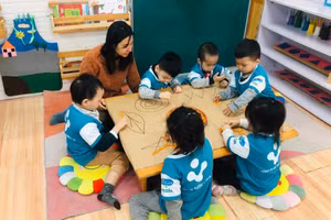 Bố mẹ đồng hành cùng con để trẻ hiểu được những giới hạn. Ảnh: TG.