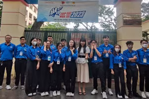 Trường THPT Đống Đa (Hà Nội) tổ chức hoạt động tiếp sức mùa thi. Ảnh: NTCC