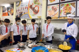 Học sinh trải nghiệm mô hình học tập ngành đầu bếp tại Trường Trung cấp Ý - Việt.