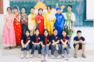 Cô Đỗ Thị Hiên cùng học trò mặc trang phục Ấn Độ để tìm hiểu về bài học. Ảnh: Lan Anh