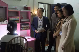 Thầy Nguyễn Văn Ngọc - Hiệu trưởng Trường THCS Thuần Mỹ (đứng thứ nhất, từ trái sang) cùng ban kiểm tra đến nhà học sinh kiểm tra việc thực hiện “Tiếng trống học bài”. Ảnh: Việt Cường