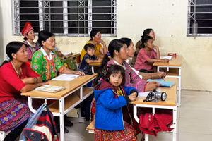 Những đứa trẻ vui cùng mẹ đến lớp học xóa mù.