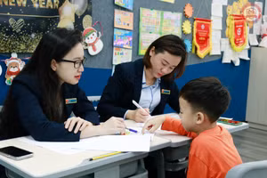 Cán bộ tham vấn học đường tại Trường Tiểu học Times School (Hà Nội) trò chuyện cùng học sinh. Ảnh: TG