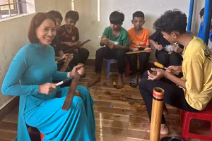 Một buổi học đánh ching kram của cô và trò Trường PTDTNT Buôn Hồ. Ảnh: TT