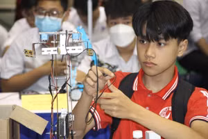 Học sinh Trường THCS Trung Đô (TP Vinh, Nghệ An) tại Cuộc thi sáng tạo robot năm 2023 do Trường ĐH Sư phạm Hà Nội tổ chức. Ảnh: Sỹ Điền
